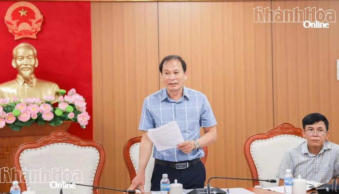 Lãnh đạo Ngân hàng Chính sách xã hội tỉnh phát biểu tại buổi làm việc.