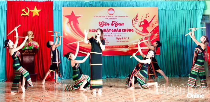 Tiết mục thi diễn của đội đến từ xã Khánh Vĩnh.