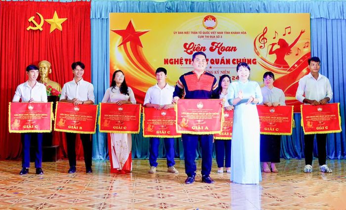 Ban tổ chức trao giải A cho đội đến từ xã Tây Ninh Hòa.