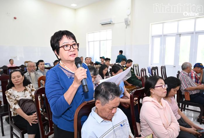 Cử tri phát biểu ý kiến tại buổi tiếp xúc.