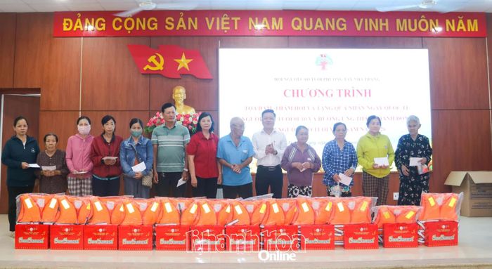 Lãnh đạo Ủy ban MTTQ Việt Nam phường và Hội Người cao tuổi phường trao quà cho người cao tuổi có hoàn cảnh đặc biệt khó khăn.