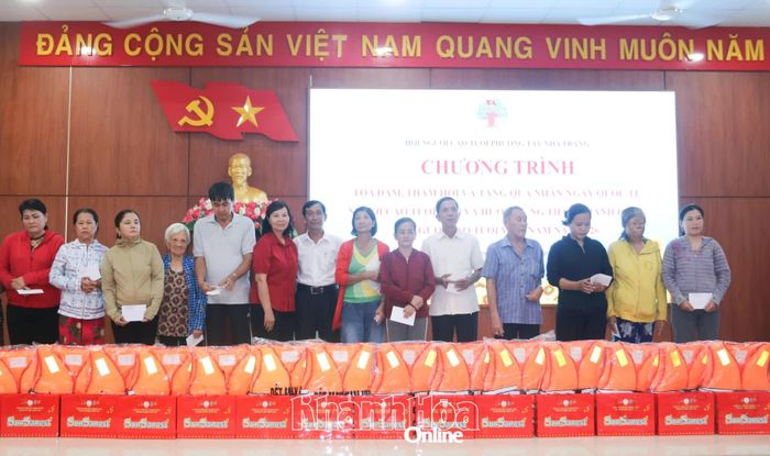 Lãnh đạo Hội Người cao tuổi phường trao quà cho người cao tuổi có hoàn cảnh đặc biệt khó khăn.