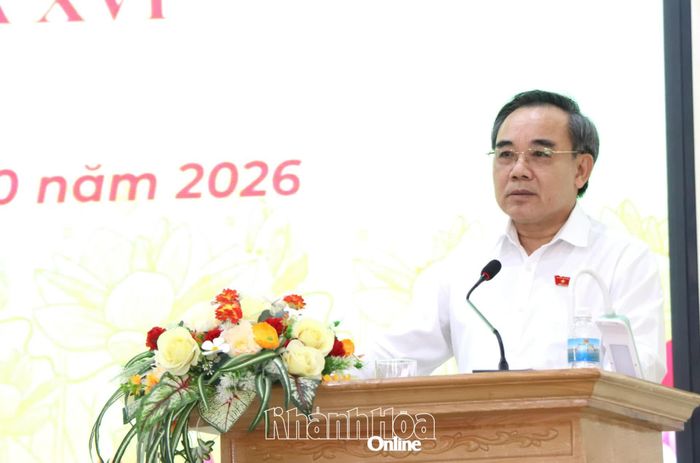 Đồng chí Lê Hữu Trí báo cáo kết quả trả lời kiến nghị của cử tri tại các kỳ tiếp xúc trước.