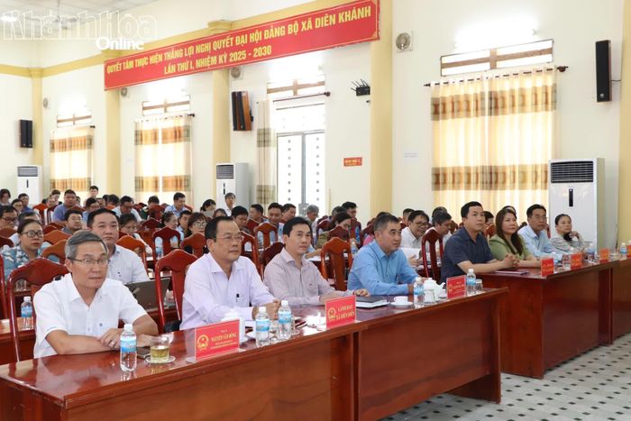 Lãnh đạo các xã khu vực Diên Khánh tham dự buổi tiếp xúc cử tri.