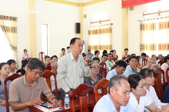 Cử tri phát biểu ý kiến tại buổi tiếp xúc.