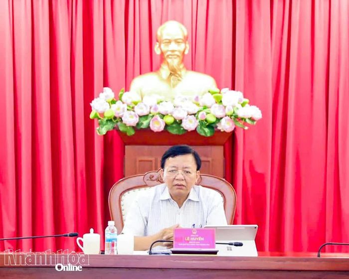 Đồng chí Lê Huyền tham dự cuộc họp tại điểm cầu Khánh Hòa.