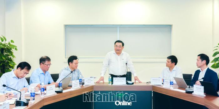 Phó Chủ tịch UBND tỉnh Trịnh Minh Hoàng phát biểu tại buổi làm việc với Công ty TNHH Điện lực Vân Phong.