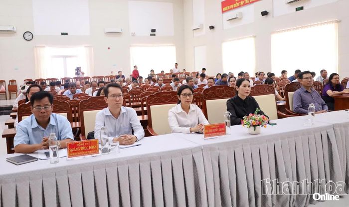 Các đại biểu tham gia buổi tiếp xúc cử tri.