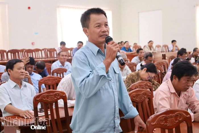 Cử tri nêu ý kiến tại buổi tiếp xúc.
