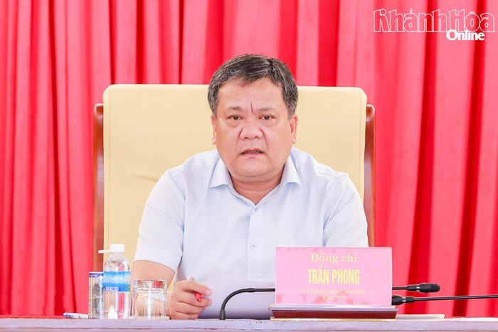 Đồng chí Trần Phong chủ trì hội nghị.