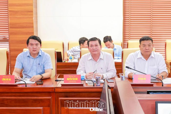 Các đồng chí Ủy viên Ban Thường vụ Tỉnh ủy: Lương Đức Hải - Trưởng Ban Tổ chức Tỉnh ủy; Nguyễn Tiến Đức - Chủ nhiệm Ủy ban Kiểm tra Tỉnh ủy; Võ Hoàn Hải - Trưởng Ban Tuyên giáo Tỉnh ủy tham dự hội nghị.