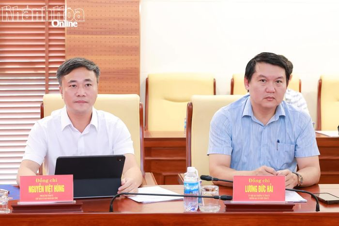 Đồng chí Nguyễn Việt Hùng và đồng chí Lương Đức Hải - Ủy viên Ban Thường vụ Tỉnh ủy, Trưởng Ban Tổ chức Tỉnh ủy tham dự phiên họp.