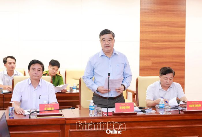 Đồng chí Tạ Hồng Quang - Trưởng Ban Nội chính Tỉnh ủy trình bày tại phiên họp.