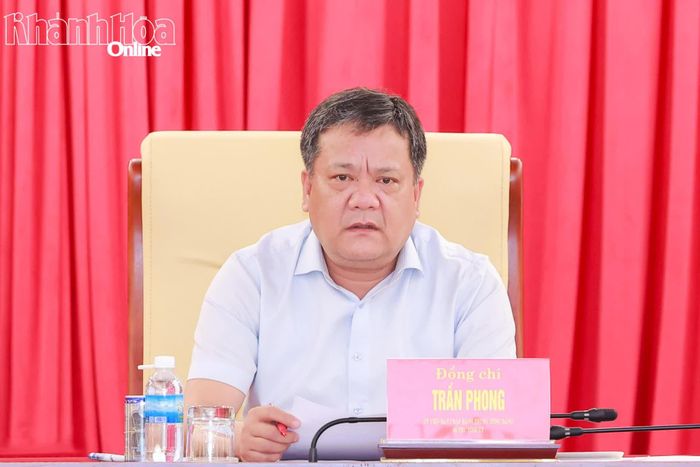Đồng chí Trần Phong phát biểu kết luận phiên họp.