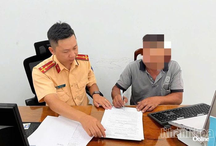 Trạm Cảnh sát giao thông Ninh Hòa đã tiến hành lập biên bản xử phạt ông D.Q.T.