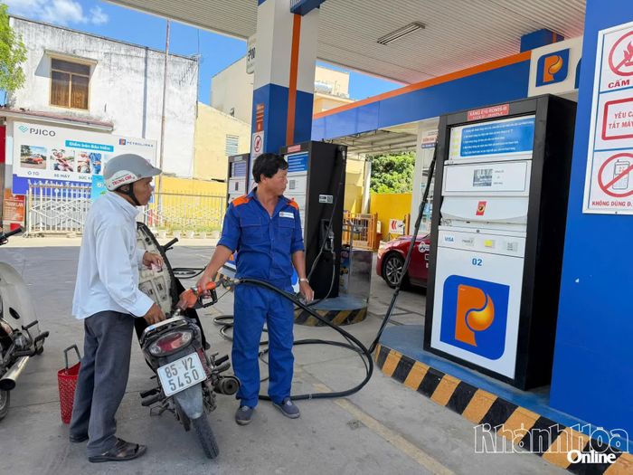 Người dân đổ xăng tại một cửa hàng xăng dầu phường Bảo An.