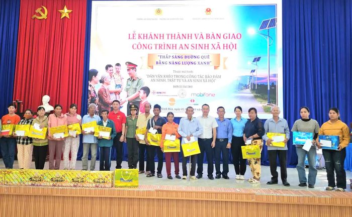 Lãnh đạo Công an tỉnh và các đơn vị tài trợ trao 20 suất quà cho gia đình chính sách, hộ có hoàn cảnh khó khăn.