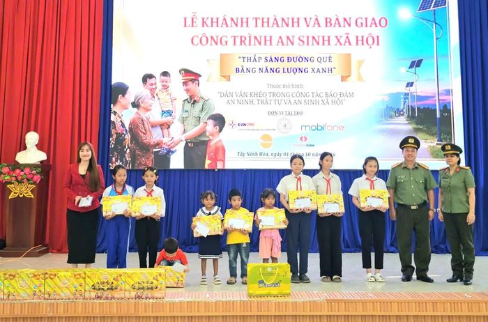 Lãnh đạo Công an tỉnh và các đơn vị tài trợ trao 20 suất quà cho học sinh có thành tích học tập tốt, hoàn cảnh khó khăn.