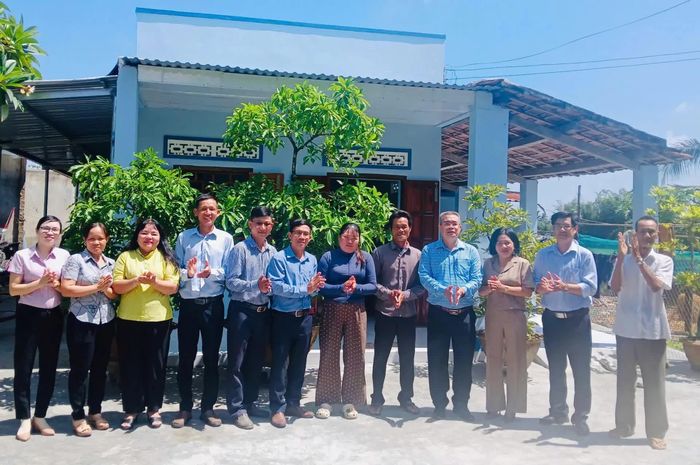 Chính quyền địa phương và các nhà tài trợ chúc mừng gia đình ông Biện Minh Thịnh.