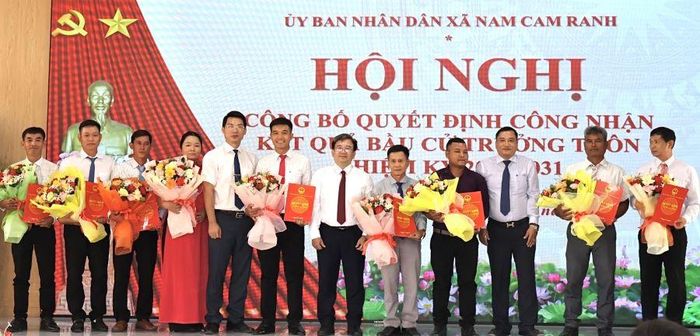 Lãnh đạo xã Nam Cam Ranh trao quyết định công nhận kết quả bầu cử trưởng thôn nhiệm kỳ 2026 - 2031.