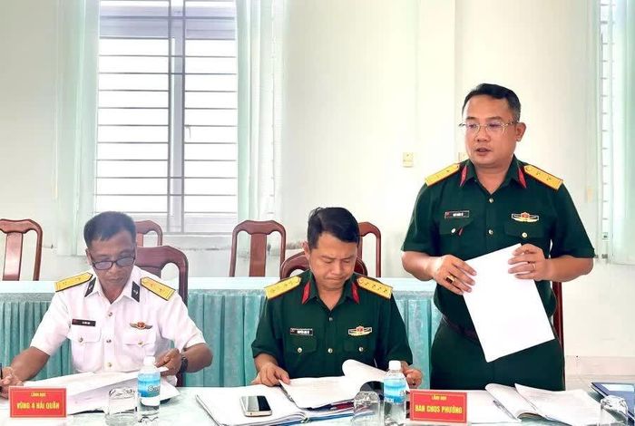 Lãnh đạo Ban Chỉ huy Quân sự phường Cam Ranh trình bày phương án hiệp đồng.