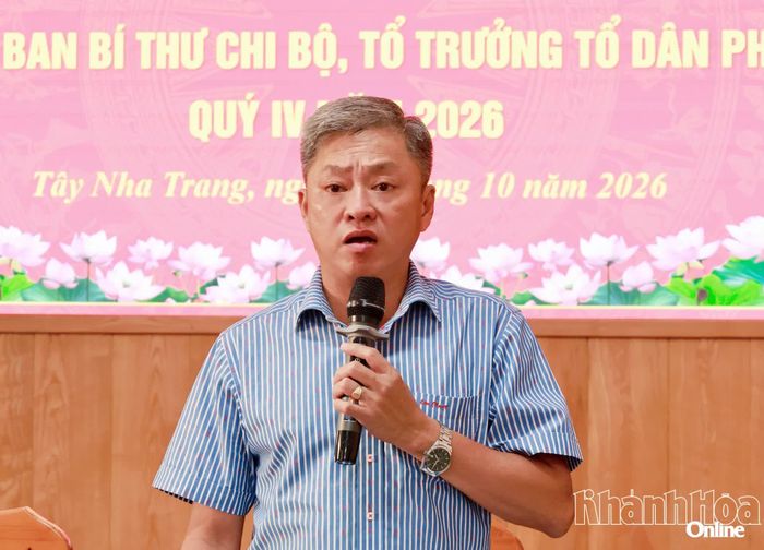 Lãnh đạo phường Tây Nha Trang trả lời ý kiến tại hội nghị.