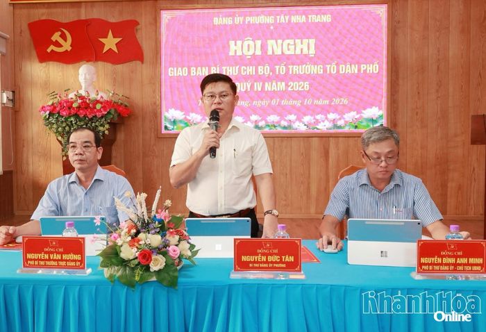 Ông Nguyễn Đức Tân - Bí thư Đảng ủy phường Tây Nha Trang phát biểu tại hội nghị.