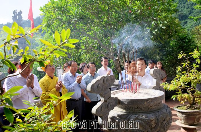 Các đồng chí Thường trực Tỉnh uỷ dâng hương tại Bia Vua Lê Thái Tổ. 