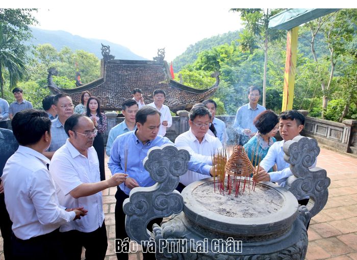 Dâng nén hương thơm, Đoàn công tác thành kính tưởng nhớ và tri ân sâu sắc công lao của Vua Lê Thái Tổ.