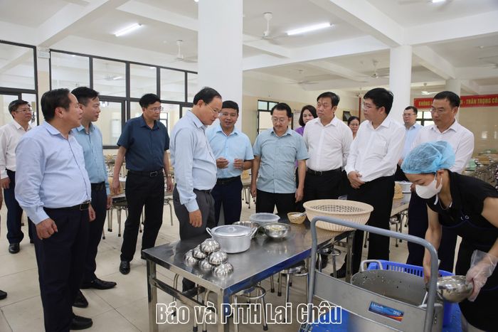 ... kiểm tra bữa ăn của học sinh. 