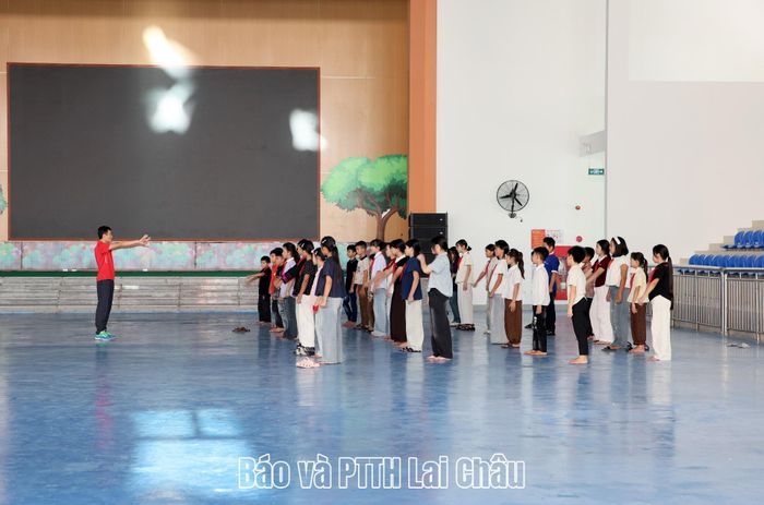 Tiết học thể dục của thầy và trò Trường Phổ thông nội trú Tiểu học và THCS Petrovietnam - Phong Thổ tại nhà đa năng. 