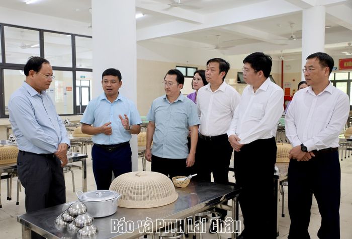 Đoàn công tác nghe Ban Giám hiệu nhà trường báo cáo tình hình dạy và học, công tác đảm bảo các điều kiện ăn, nghỉ của học sinh. 