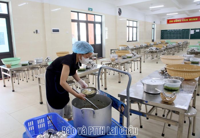 Nhân viên Trường Phổ thông nội trú Tiểu học và THCS Petrovietnam - Phong Thổ chuẩn bị bữa ăn trưa cho học sinh. 