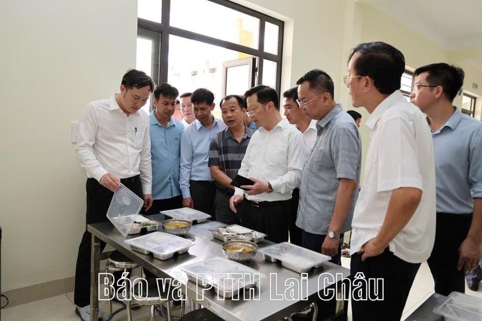 ... kiểm tra bữa ăn của học sinh.