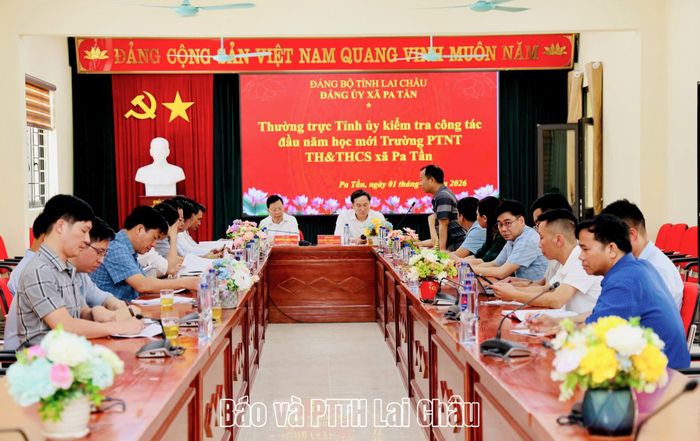 Ban Giám hiệu nhà trường báo cáo tình hình công tác đầu năm học với Đoàn công tác của Thường trực Tỉnh ủy.