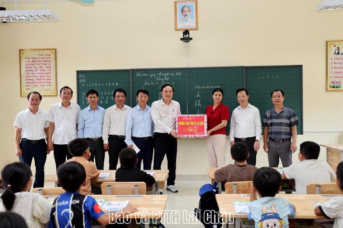 Đoàn công tác của Tỉnh ủy tặng quà cho thầy cô và học sinh Trường PTNT TH&THCS Pa Tần. 