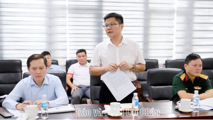 Lãnh đạo Báo và Phát thanh, Truyền hình Lai Châu thảo luận tại buổi họp.