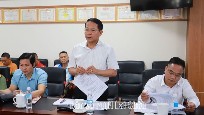 Lãnh đạo Sở Nội vụ thảo luận tại buổi họp.