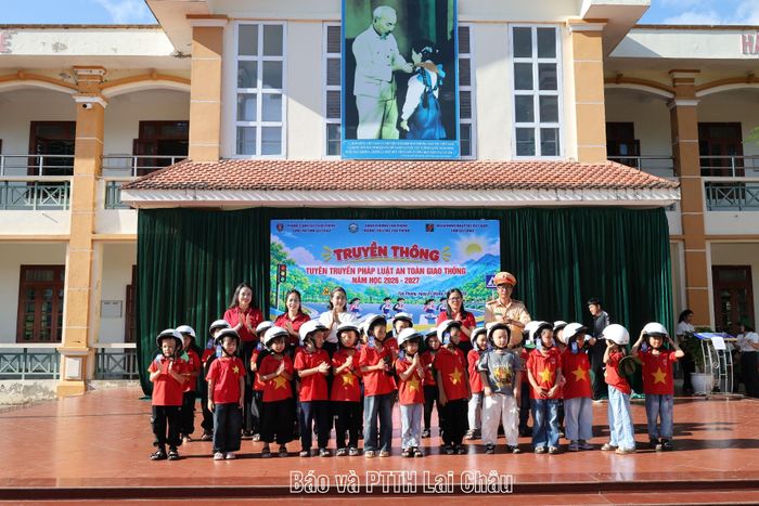 Đại diện Ngân hàng Nông nghiệp Và Phát triển nông thôn Việt Nam chi nhánh Lai Châu, Phòng Cảnh sát giao thông, Ban Giám hiệu nhà trường trao mũ bảo hiểm cho học sinh.