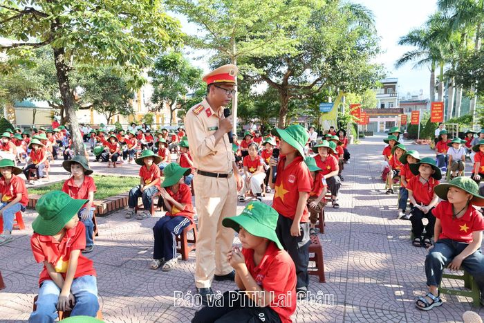 Học sinh tham gia trả lời các câu hỏi về an toàn giao thông.