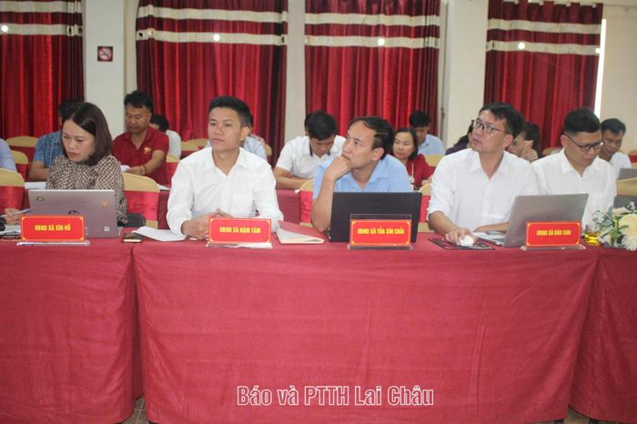 Đại biểu các xã vùng dự án tham dự hội nghị.