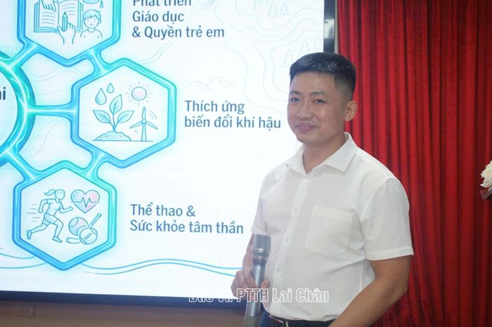 Đại diện vùng dự án xã Khổng Lào tham luận tại hội nghị.