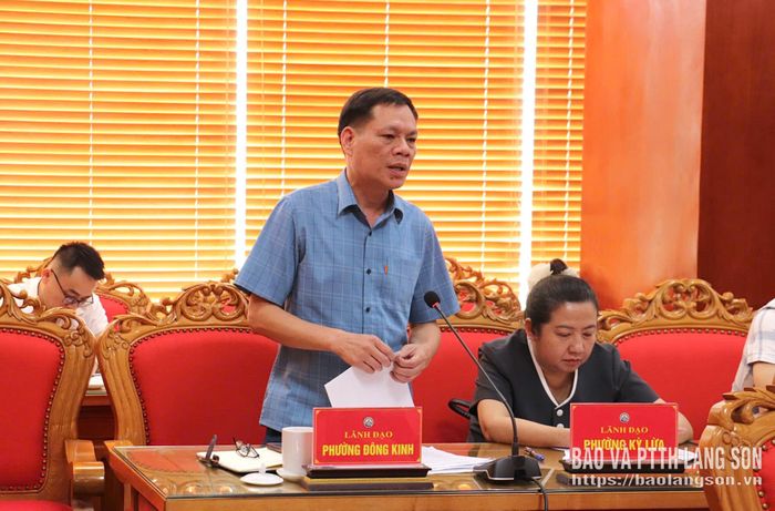 Lãnh đạo UBND phường Đông Kinh phát biểu ý kiến tại cuộc họp