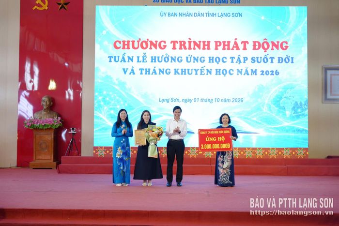 Đại diện Công ty Cổ phần Hữu nghị Xuân Cương trao biểu trưng kinh phí ủng hộ Quỹ Khuyến học tỉnh
