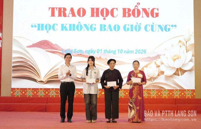 Đồng chí Hoàng Quốc Khánh, Ủy viên Trung ương Đảng, Bí thư Tỉnh ủy trao quà và học bổng cho người dân và học sinh có thành tích xuất sắc và vượt khó vươn lên trong học tập