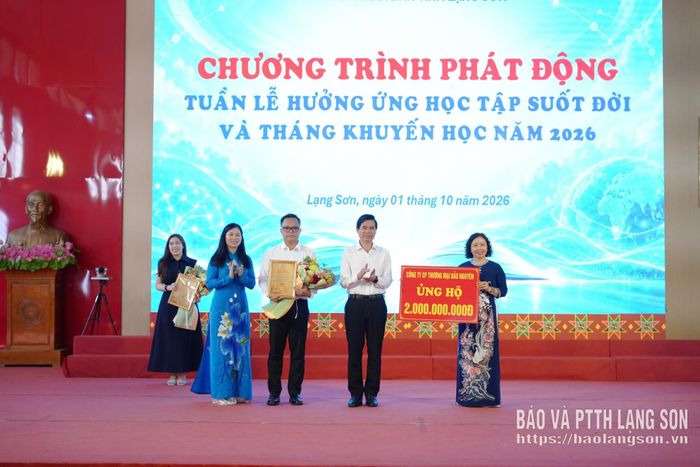 Đại diện Công ty Cổ phần Thương mại Bảo Nguyên trao biểu trưng kinh phí ủng hộ Quỹ Khuyến học tỉnh