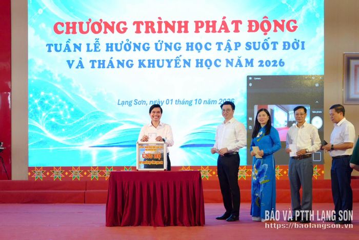 Lãnh đạo tỉnh và các đại biểu ủng hộ Quỹ Khuyến học tỉnh 