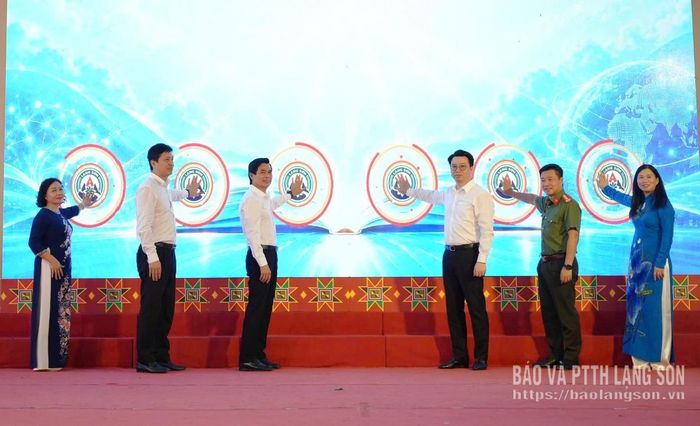 Các đại biểu thực hiện nghi thức bấm nút khai trương "Cổng học tập số năm 2026"