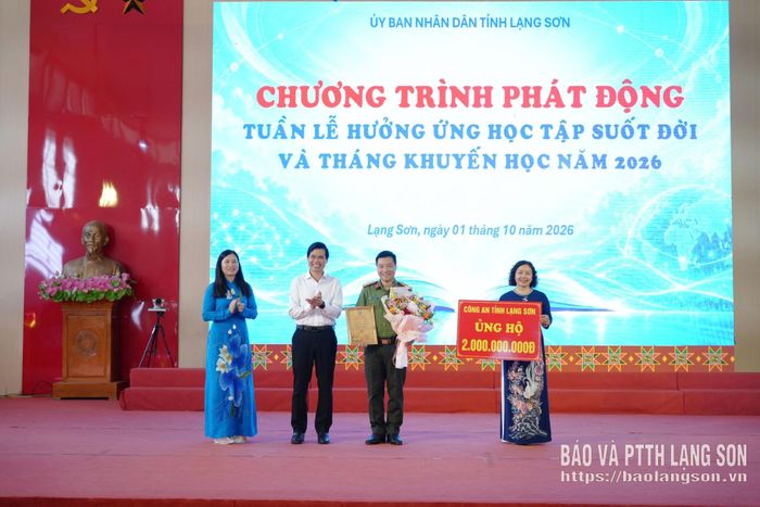 Đại tá Vũ Thanh Tùng, Ủy viên Ban Thường vụ tỉnh ủy, Giám đốc Công an tỉnh trao biểu trưng kinh phí ủng hộ Quỹ Khuyến học tỉnh