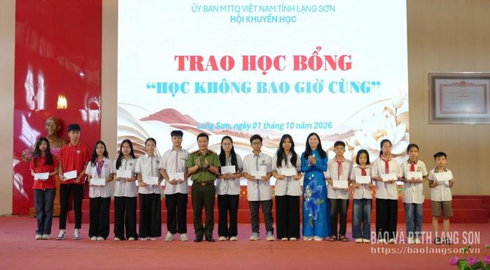 Đồng chí Trần Thanh Nhàn, Phó Chủ tịch UBND tỉnh và Đại tá Vũ Thanh Tùng, Ủy viên Ban Thường vụ Tỉnh ủy, Giám đốc Công an tỉnh trao học bổng cho học sinh có hoàn cảnh khó khăn vươn lên trong học tập